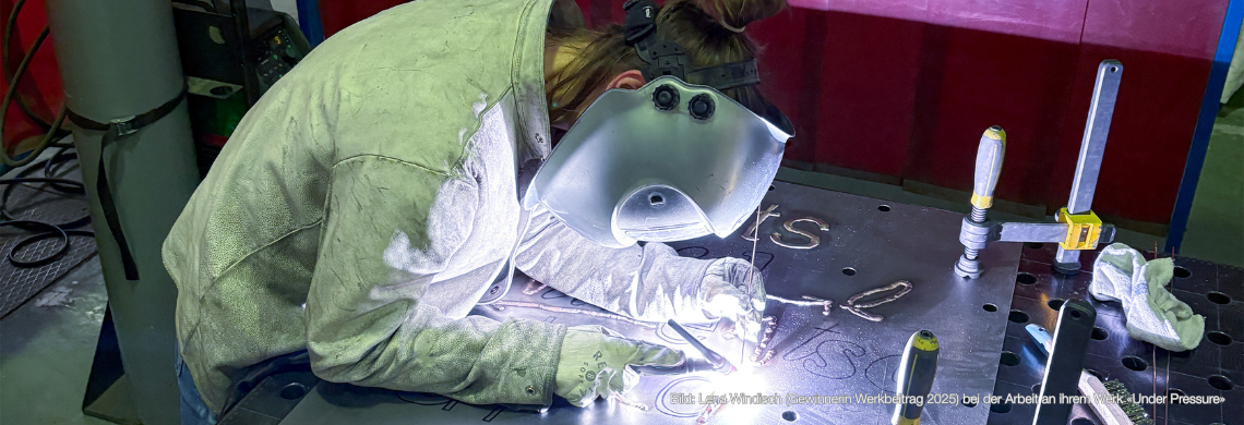 Lena Windisch, Gewinnerin Werkbeitrag 2025, bei Schweissarbeiten f&uuml;r ihr Werk "Under pressure"